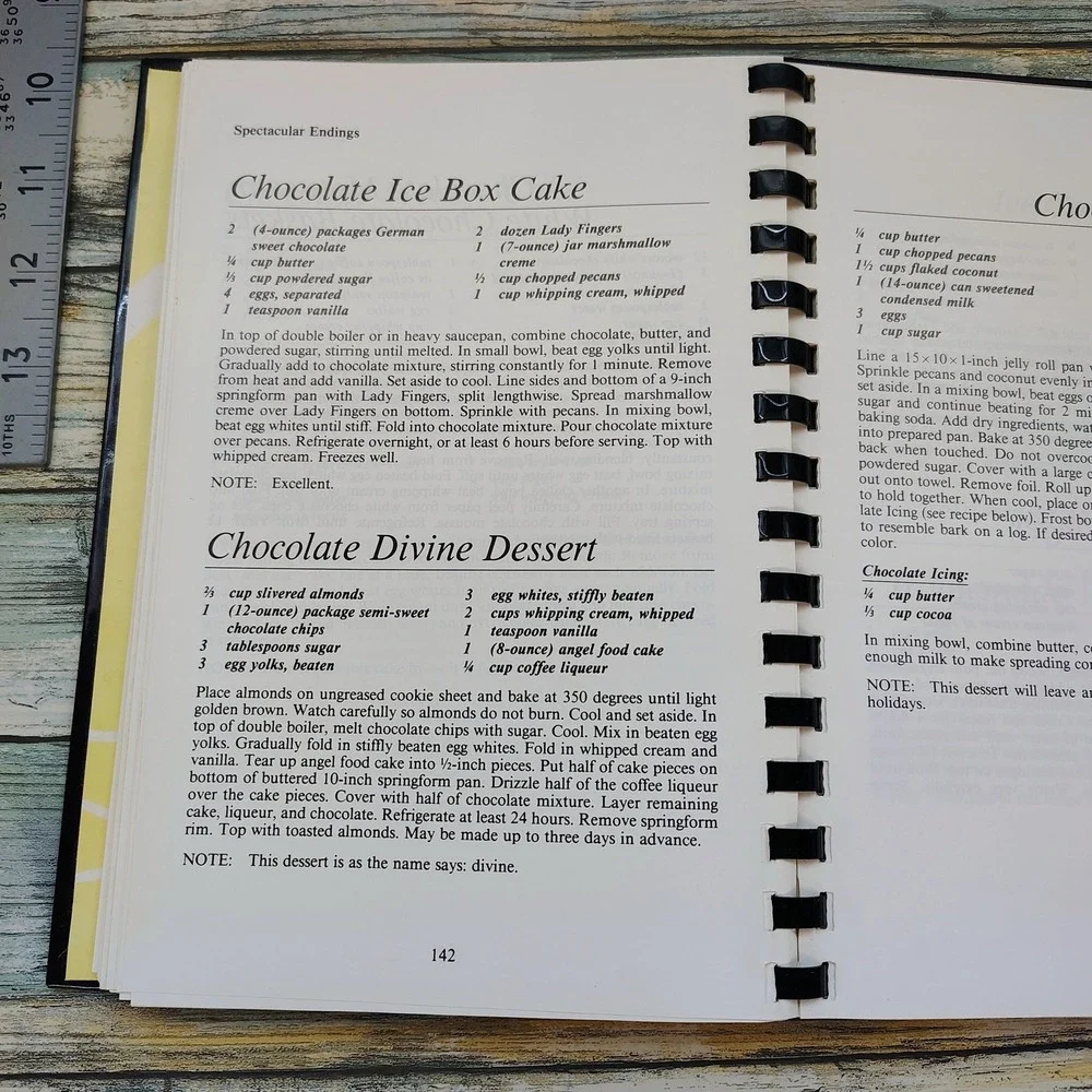 The Devil's Food Dessert Cookbook by Holly Berkowitz‎ Clegg Comb Spiral *VG*